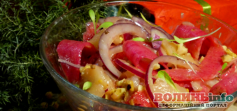 Постимо смачно: пісний салат з червоної «кавунової» редьки з квашеними яблуками та горіхами