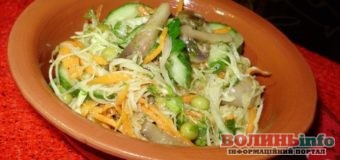 Постимо смачно: салат із капусти з маринованими грибами