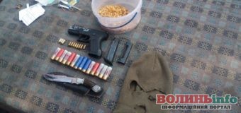 Пістолет, набої, бурштин і не тільки – поліцейські провели обшук і виявили багато цікавого у жителя Волині