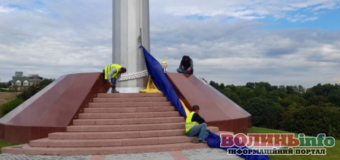 У Києві зняли найбільший український прапор, який нещодавно вивісили