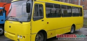 Маршрутка N19 повертається на вулиці Луцька