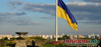 У Києві підняли найвищий та найбільший Державний прапор України