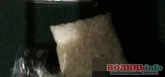 У Луцьку на зупинці затримали чоловіка з “арсеналом” наркотиків