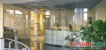 Світлопрозорі конструкції в інтер’єрі – новий стандарт офісу ковідної ери