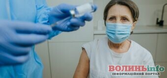 Україна вводить ревакцинальну дозу проти COVID-19 для медиків та співробітників будинків інтернатного типу
