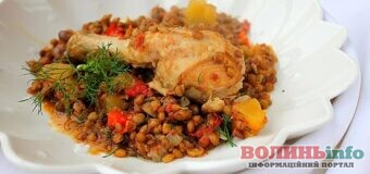 Курячі гомілки з сочевицею та овочами – рецепт смачного обіду