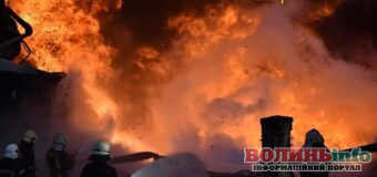 Ракетний удар по Луцьку: масштабну пожежу гасять майже добу