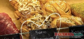 У київській пекарні продають тістечко на честь українського фаворита Бориса Джонсона