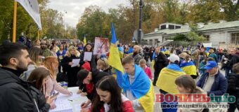 Українці провели референдум та “анексували” посольство росії у Варшаві