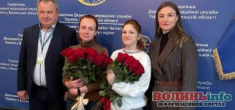 Нещодавно звільнені з полону Мар’яна Мамонова та Анастасія Чорненька отримали нові паспорти у Луцьку