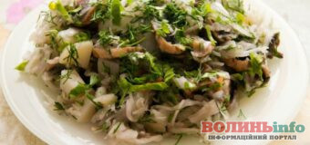 Салат з квашеною капустою та грибами: смачні страви до посту