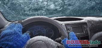 Лайфхак для водіїв як взимку очистити лід на лобовому склі та відкрити замерзлі двері автомобіля