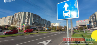 На проспекті Соборності у Луцьку просять облаштувати спеціальні місця для паркування на газонах