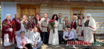 Познайомилися в інтернеті, а сватання в українських традиціях: військовий зробив пропозицію коханій у етно-парку за сто кілометрів від Рівного