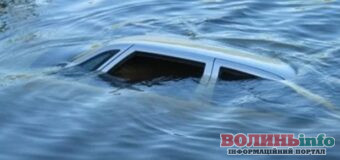 На Рівненщині автомобіль злетів в озеро: двоє хлопців втонули, ще двом вдалося вибратися (оновлено)
