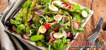 Кілька інгредієнтів і легка заправка: швидкий і простий рецепт ідеального салату зі спаржею