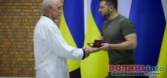 Нагрудний знак та вітання від Президента: Волинянин отримав почесне звання «Заслужений лікар України»