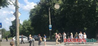 Лучани перекрили дорогу: Люди протестують проти виселення з помешкань