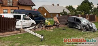 ДТП у Камінь-Каширському районі: Пошкодив паркан та два автомобілі, керманича доправили до лікарні