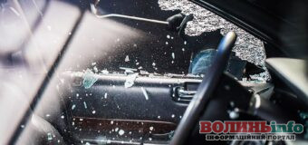 Розбивши вікно пробрався в автомобіль: Поліція затримала на місці злочину