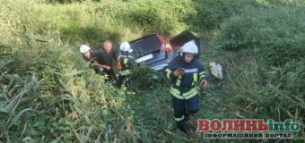 Волинські рятувальники діставали з канави з водою автомобіль: в автопригоді постраждало двоє людей