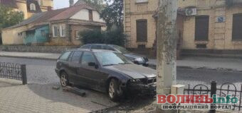 ДТП у Луцьку: автомобіль BMW заїхав в огорожу