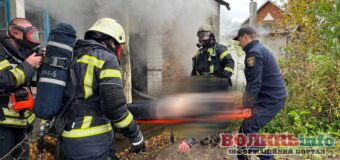 Військовослужбовці врятували двох чоловіків з охопленого полум’ям будинку у Нововолинську: третього чоловіка визволяли рятувальники