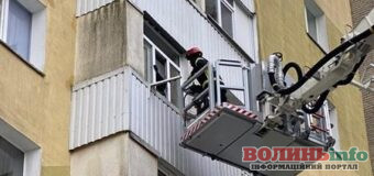 У Луцьку дворічна дитина закрилася у квартирі на п’ятому поверсі: малечу визволяли рятувальники через балкон