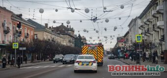У Луцьку рятувальники та поліцейські провели операцію «Маячок»: перевіряли реакцію водії на спецтранспорт