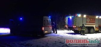 На Волині “швидка” з пацієнтом застрягла в снігу