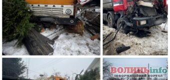 В ДТП у Луцьку зіткнулися дві вантажівки, одна з них пошкодила паркан та в’їхала на приватне подвір’я