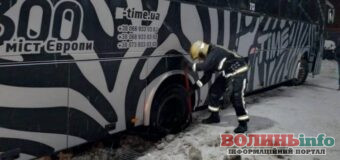 На Волині автобус з пасажирами потрапив у снігову пастку