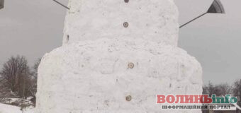 Створення гігантського сніговика тривало майже тиждень: показали як волинян ліпив снігового велетня