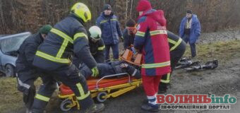 У Луцькому районі внаслідок ДТП автівка злетіла в кювет