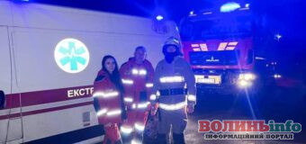 “Швидка”, два рейсових автобуси та легковий автомобіль: на Волині рятувальники визволяють транспортні засоби з снігової пастки