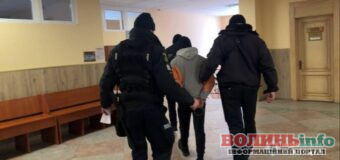 Щоб заспокоїти немовля вдарив по голові: 18-річний батько постане перед судом на Київщині