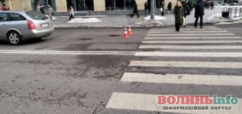 У центрі Луцька автомобіль збив чоловіка