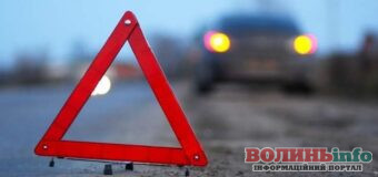 В Нововолинську жінка в’їхала в припаркований автомоль та зникла: власник пошкодженої автівки закликав винуватцю ДТП зв’язатися з ним (+ВІДЕО)
