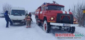 Негода на Волині: у снігових заметах у Луцькому районі застрягло чотирнадцять автомобілів