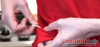 Як позбутися жувальної гумки на одязі: ефективні методи