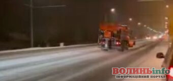 Комунальні служби Волині звітують про очищення доріг від снігу