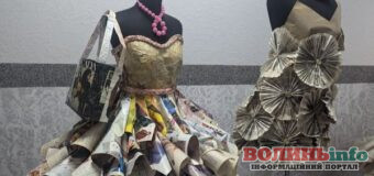 Паперові шедеври: у Луцьку студенти створили сукні з газет і книжкових сторінок