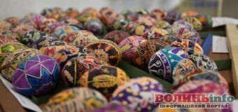 У Луцьку відкрили «Писанковий дивосвіт»: тисячі робіт дітей наповнили художню школу великоднім натхненням