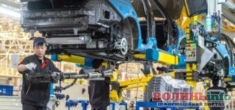 Китайські фабрики скорочують виробництво: як митна політика Трампа вдарила по економіці КНР