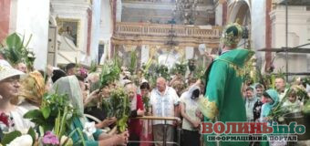 У Луцьку відзначили День Святої Трійці: віряни зібралися на святкову літургію