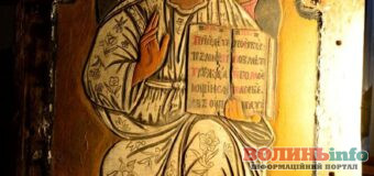 У Луцьку реставрують унікальну ікону XVII століття «Христос Вседержитель»
