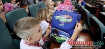 У Луцьку 62 дітей із вразливих категорій отримали шкільні рюкзаки