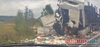 Лобове зіткнення вантажівок на Волині: обидва водії у лікарні