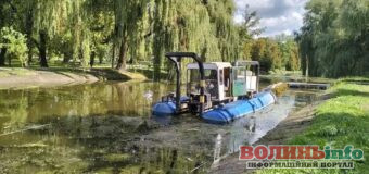 У луцькому парку амфібія розчищає канали: вартість робіт перевищує 900 тисяч гривень