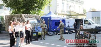 У Луцьку школярам показали роботу поліції зсередини